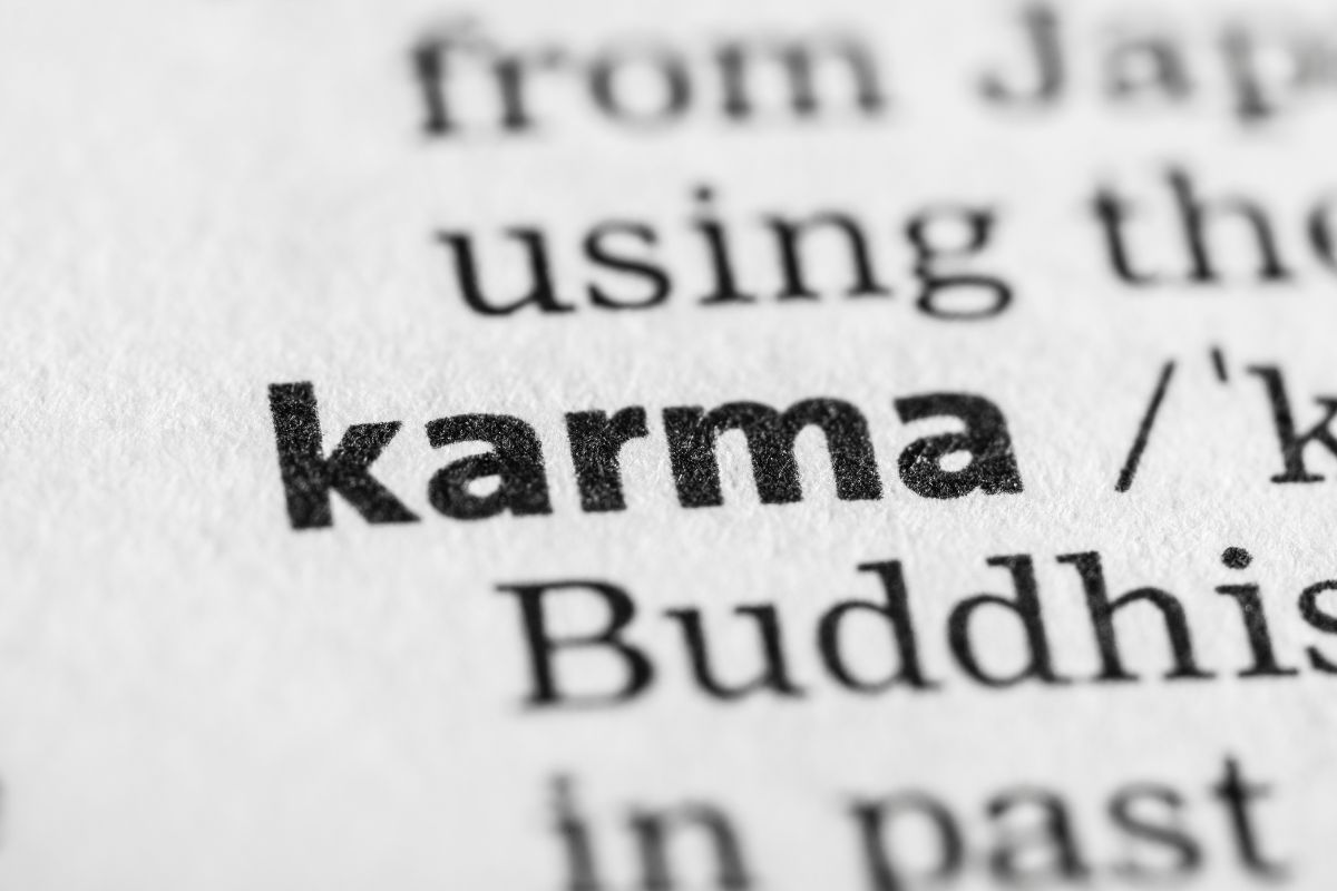 palabra karma en un libro evocando su significado y comprensión en la vida cotidiana